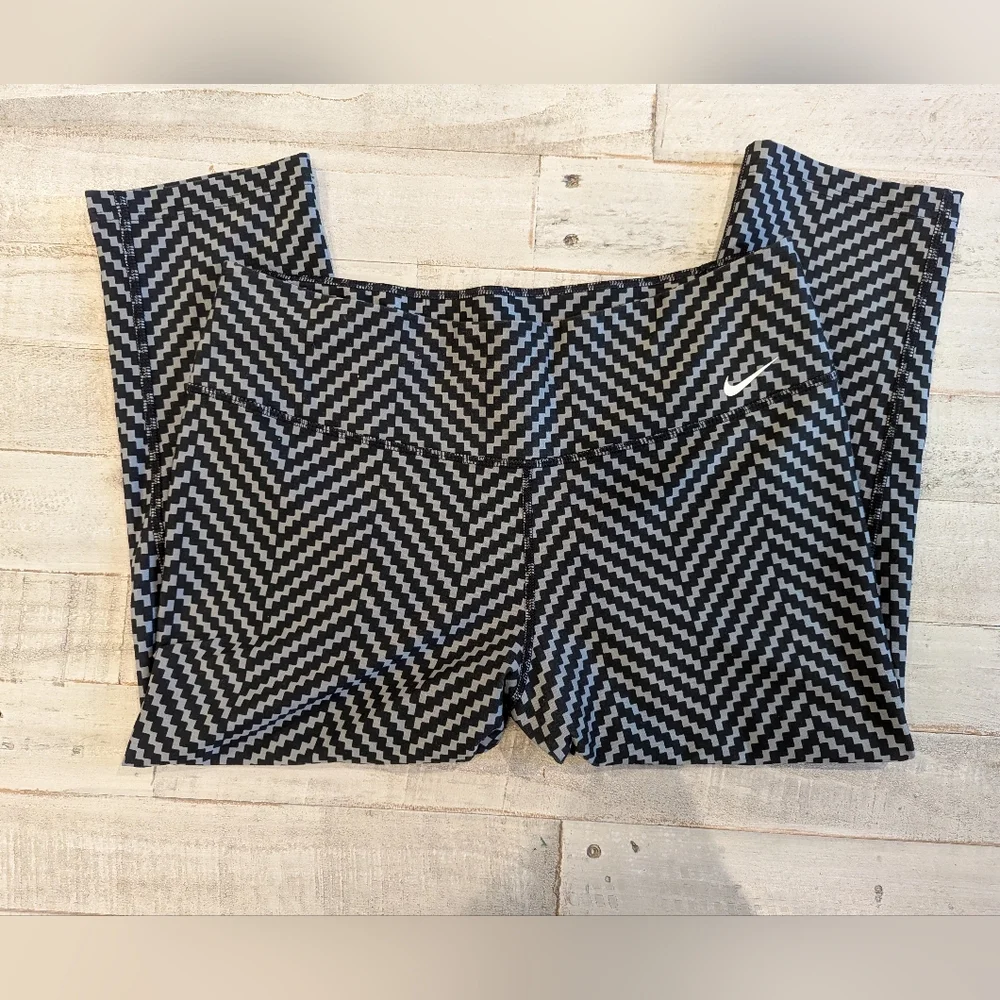 Nike Legend 2.0 Dri Fit Zig-Zag Capri Leggings Sz large - Picture 2 of 7